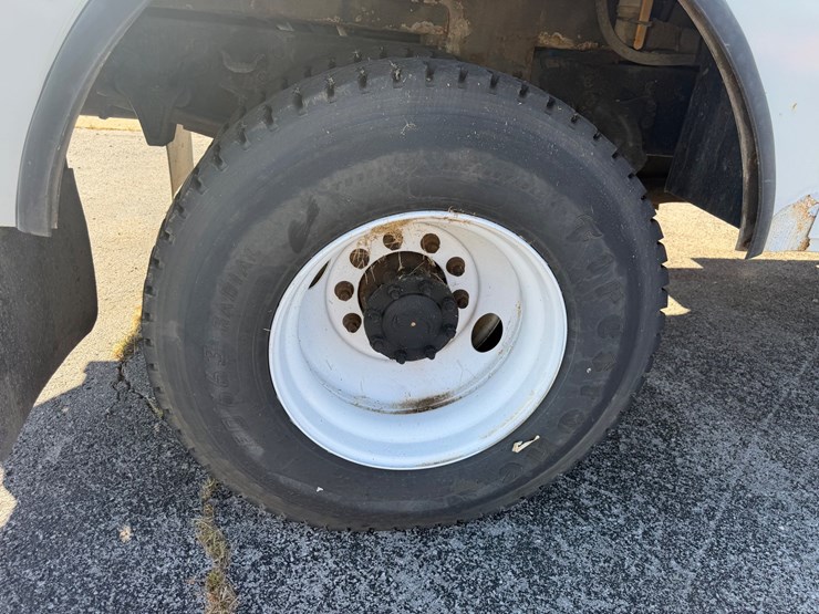 2019-freightliner-m2-106-image-13