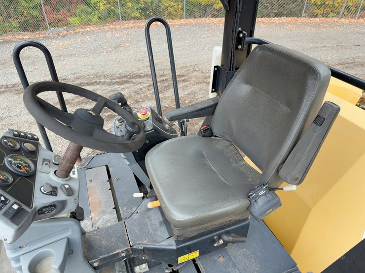 2011-caterpillar-cb64-image-19