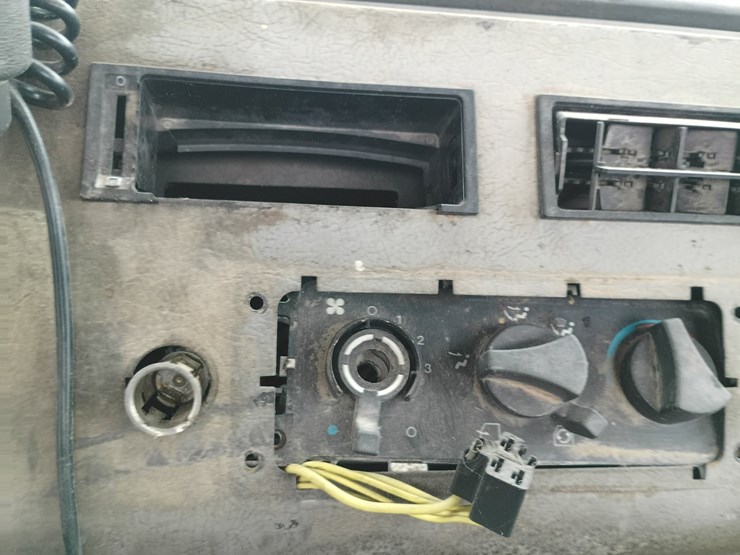 2003-freightliner-fl106-image-44