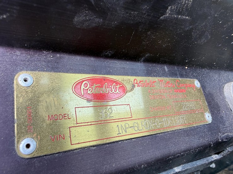 2001-peterbilt-362-image-12