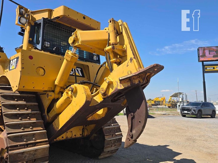 2013-caterpillar-d8t-image-14