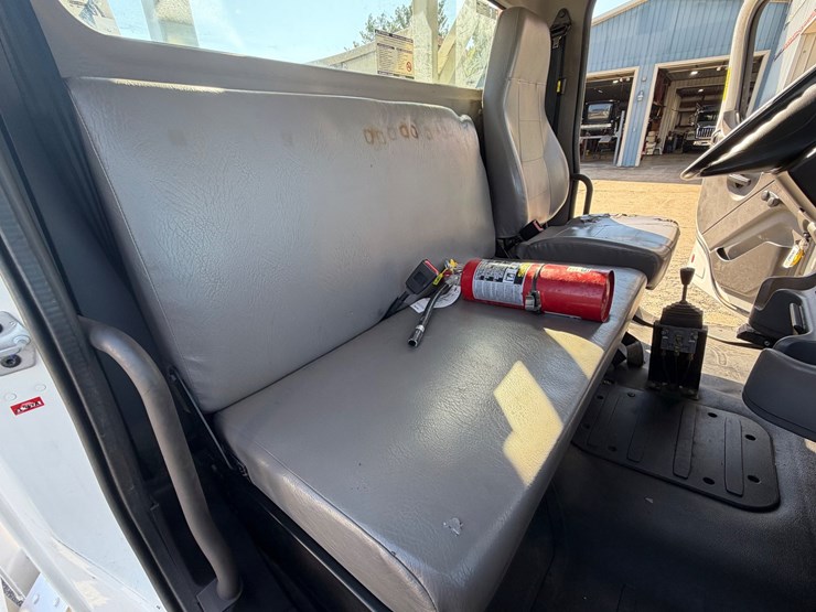 2019-freightliner-m2-106-image-44