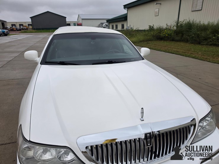 2006-lincoln-town-car-limousine-image-18