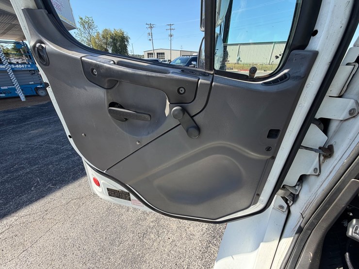 2004-freightliner-m2-106-image-41