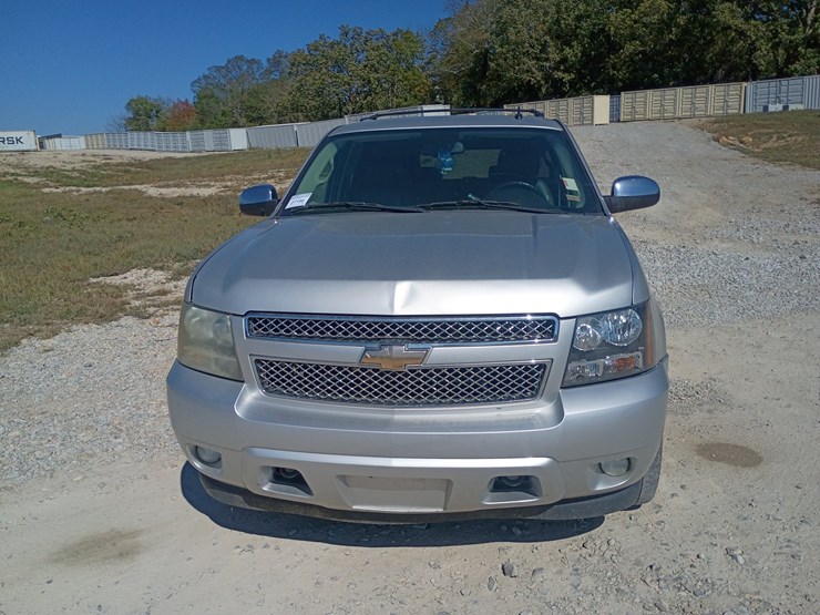 2010-chevrolet-suburban-image-15