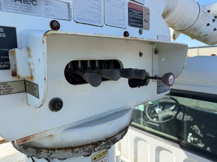 2004-freightliner-m2-106-image-29