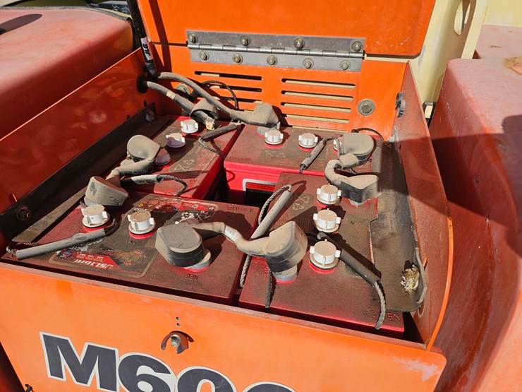 2017-jlg-m600j-image-7