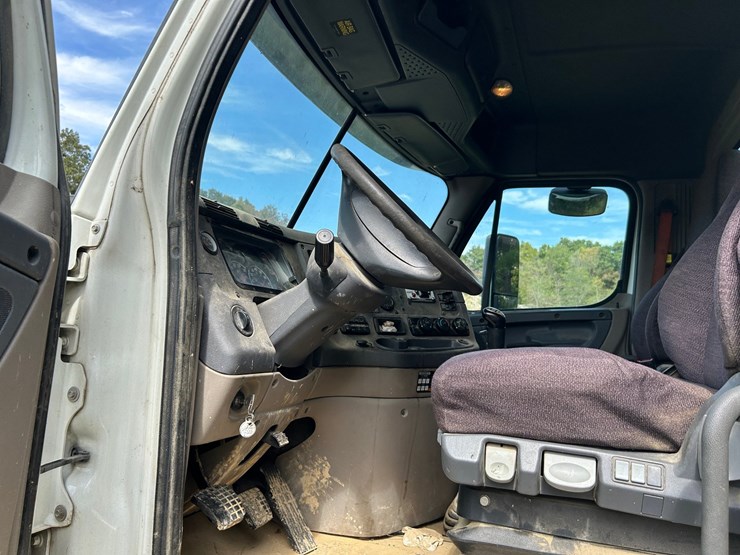 2016-freightliner-cascadia-125-image-75