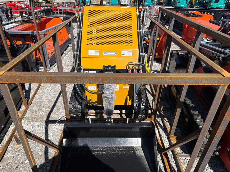 #841-•-agt-mx-crt23-mini-skid-steer-image-1