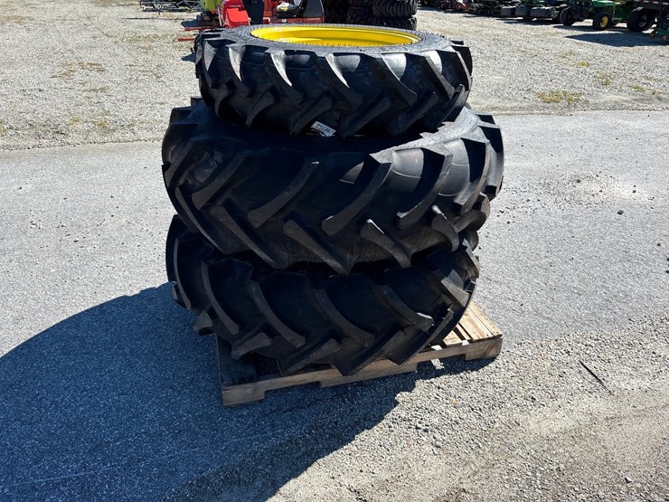 #1068-•-john-deere-r1-ag-tires-with-rims-image-3