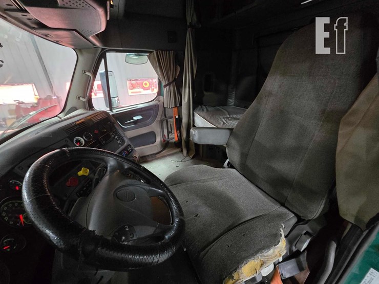 2018-freightliner-cascadia-113-image-8