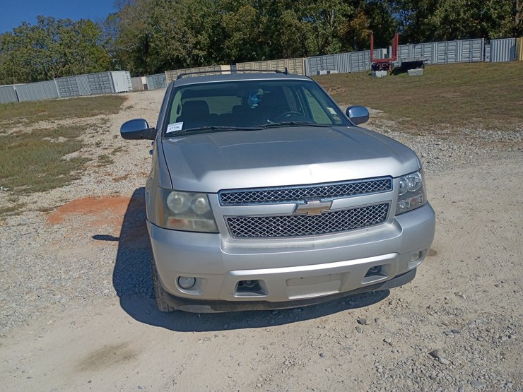 2010-chevrolet-suburban-image-14