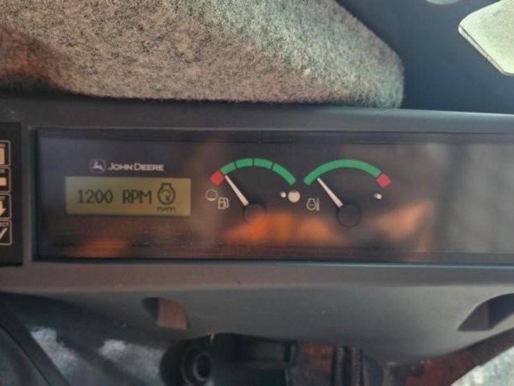 2015-deere-326e-image-52