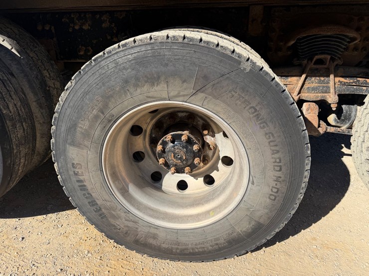 2016-freightliner-114sd-image-9