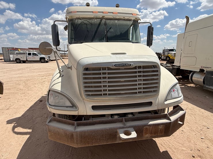 2007-freightliner-columbia-120-image-2