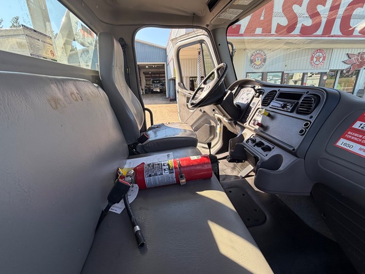 2019-freightliner-m2-106-image-43