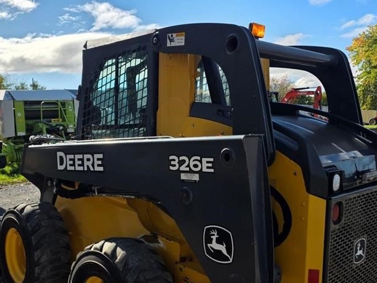 2015-deere-326e-image-22