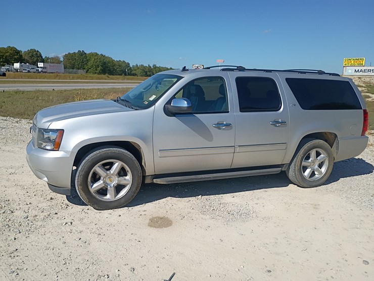 2010-chevrolet-suburban-image-2
