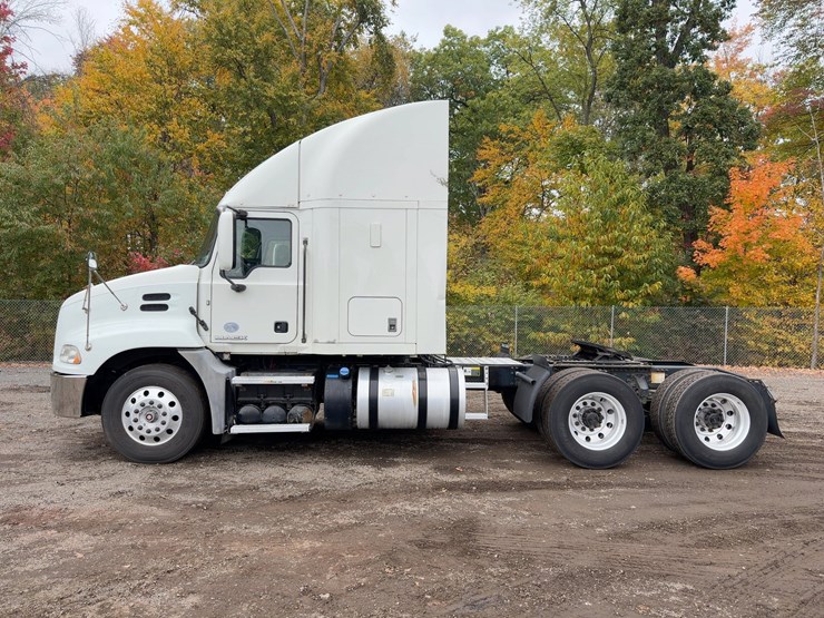 2018-mack-pinnacle-cxu613-image-2