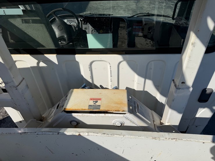 2019-freightliner-m2-106-image-33