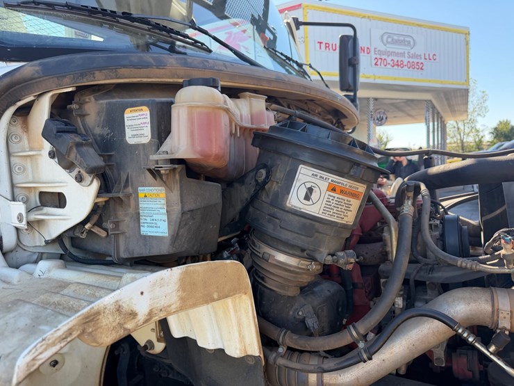 2014-freightliner-m2-106-image-63