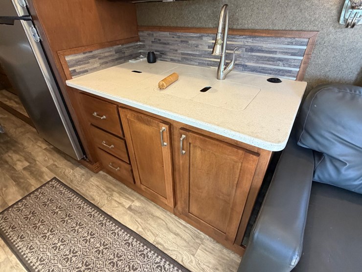 2018-ford-f550-image-39