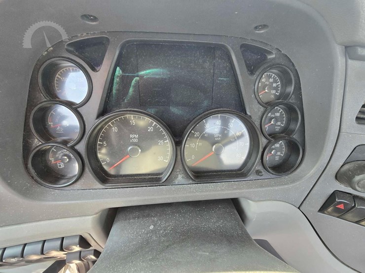 2017-peterbilt-567-image-12