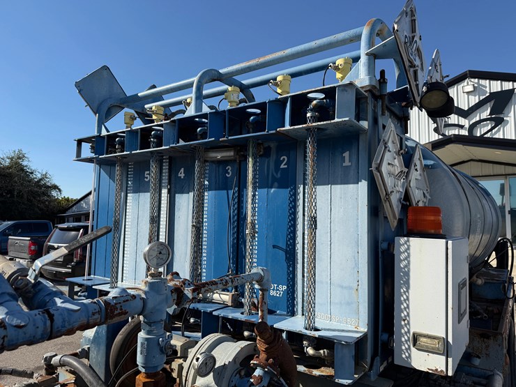 2015-peterbilt-348-image-3