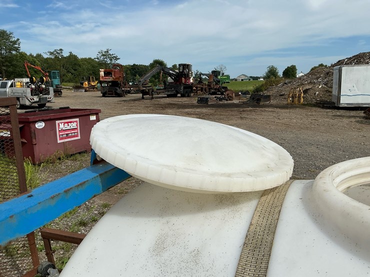 #186-•-polyethylene-horizontal-leg-tank-on-steel-skid-image-6