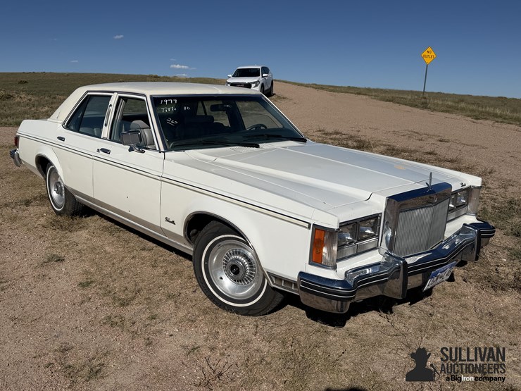 1977-lincoln-versailles-4-door-luxury-sedan-image-3