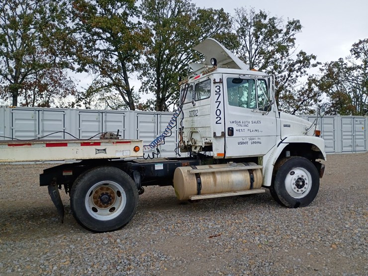 2003-freightliner-fl106-image-7