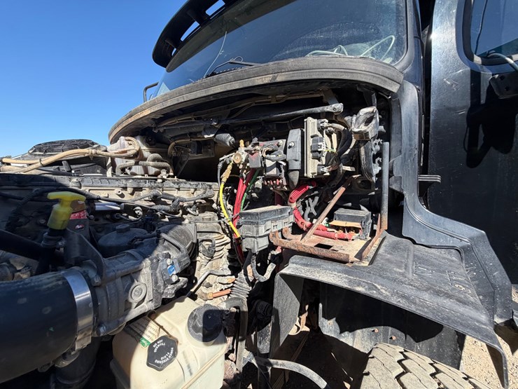 2016-freightliner-114sd-image-55