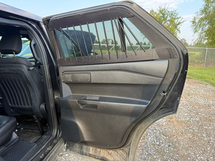 2020-ford-explorer-image-36