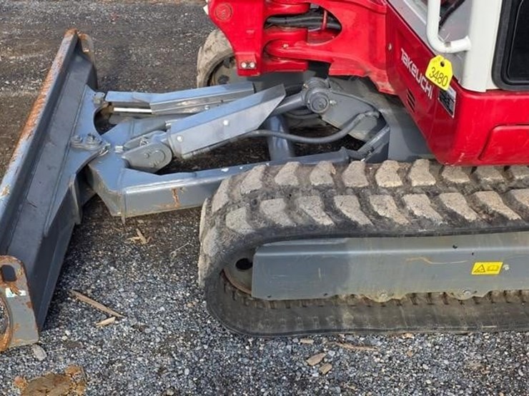 2023-takeuchi-tb240-image-14
