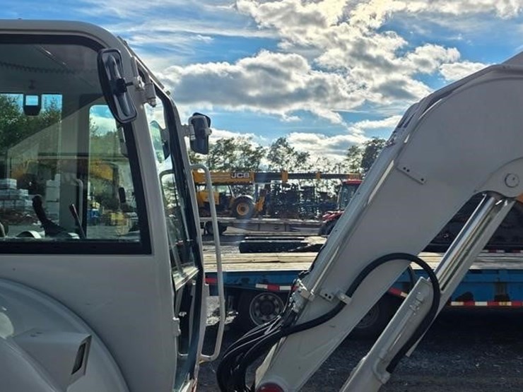 2023-takeuchi-tb240-image-33