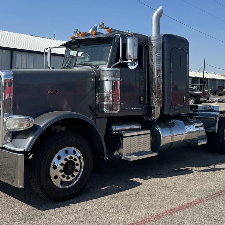 2016 PETERBILT 389