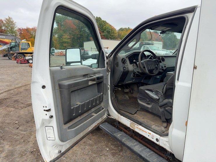 2013-ford-f550-xl-image-23