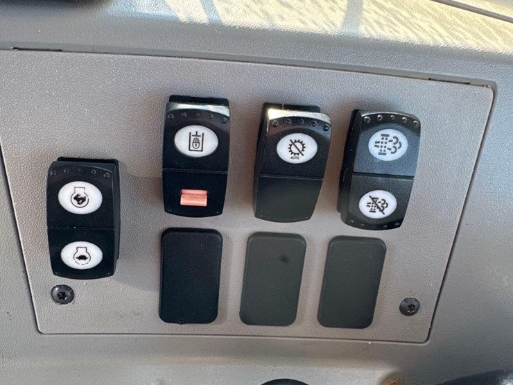 2019-caterpillar-d8t-image-37