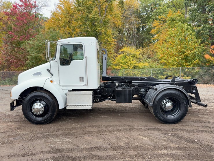 1999-kenworth-t300-image-2