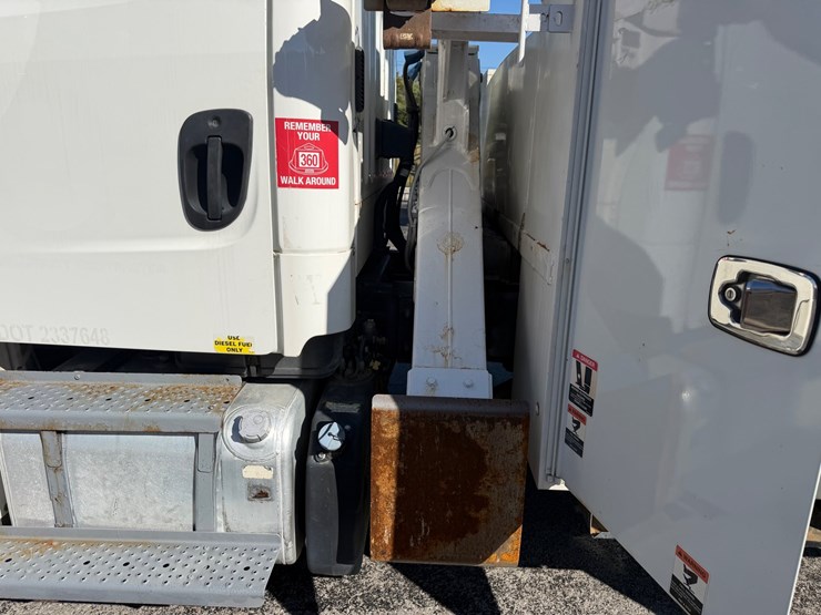 2019-freightliner-m2-106-image-22