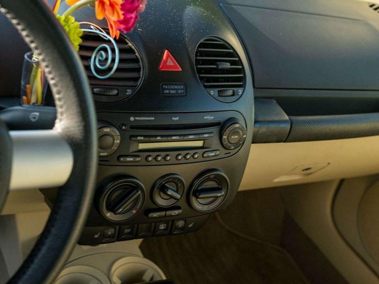 2005-volkswagen-new-beetle-gls-convertible-16,500-original-miles-image-31