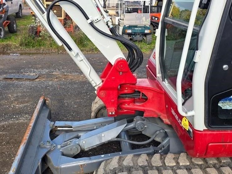 2023-takeuchi-tb240-image-15