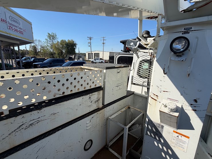 2014-freightliner-m2-106-image-30