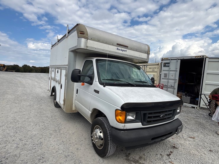 2005-ford-e350-image-1