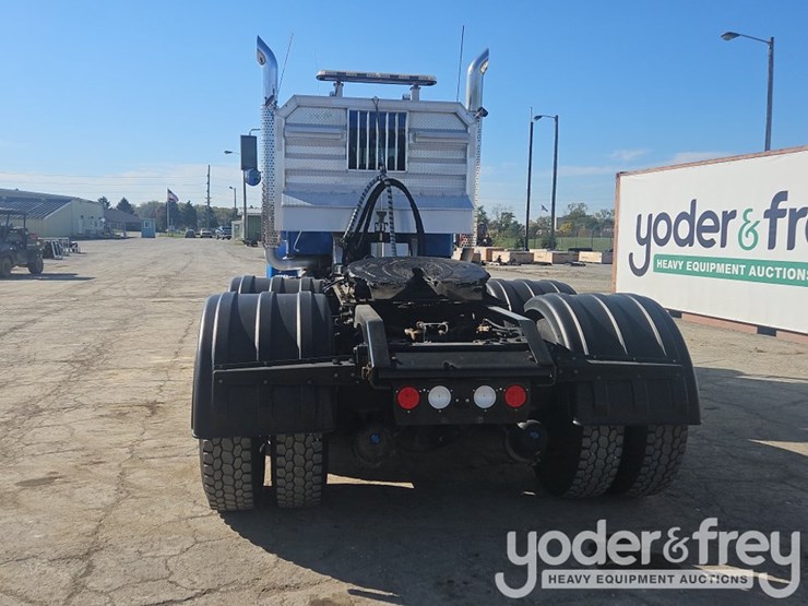 2016-kenworth-w900-image-5