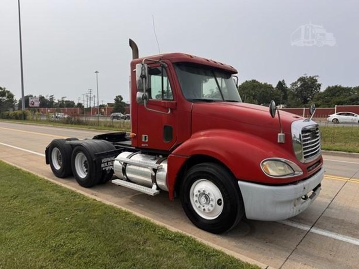 2004-freightliner-columbia-112-image-2