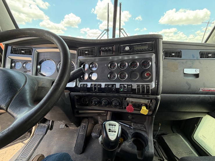 2007-kenworth-w900-image-19