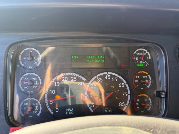 2016-freightliner-114sd-image-41