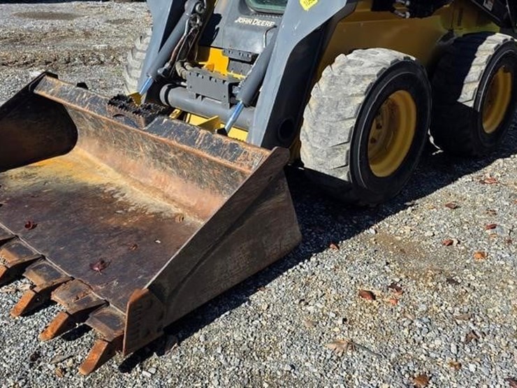 2015-deere-326e-image-32