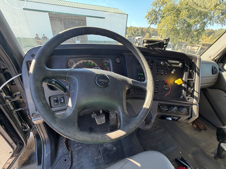 2016-freightliner-114sd-image-40